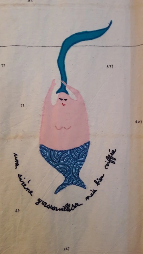 Sirène grassouillette, détail d’un rideau carte marine