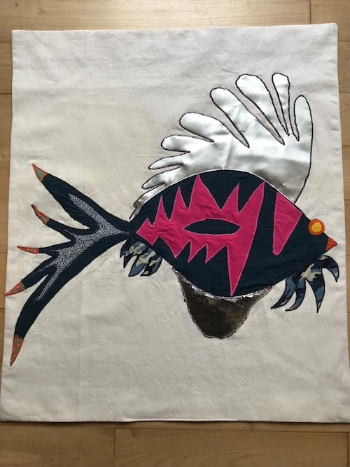 Poisson textile avec nageoire en paillettes d’argent