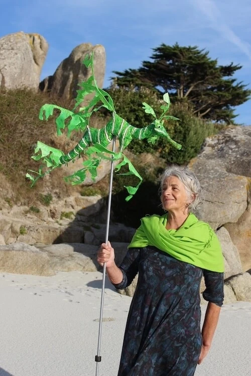 Françoise Loiselet avec Jonathan le dragon des mers feuillu