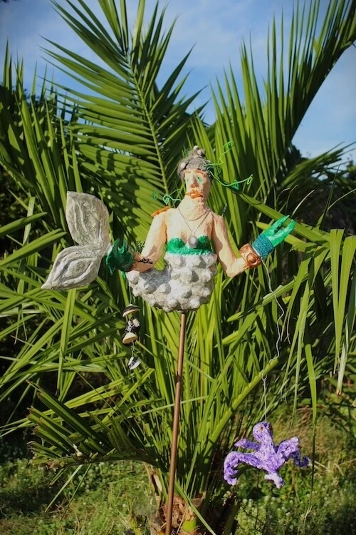 Herma, sirène queer en papier mâché