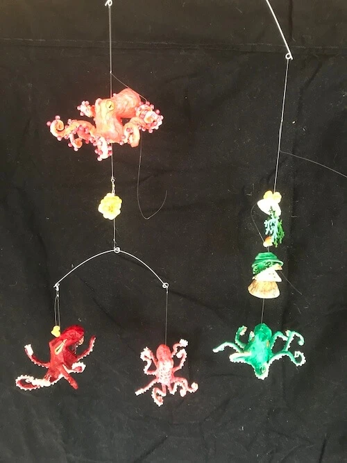 Mobile de pieuvres en papier mâché