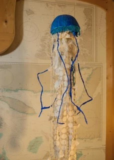 Méduse suspendue en papier mâché et dentelle