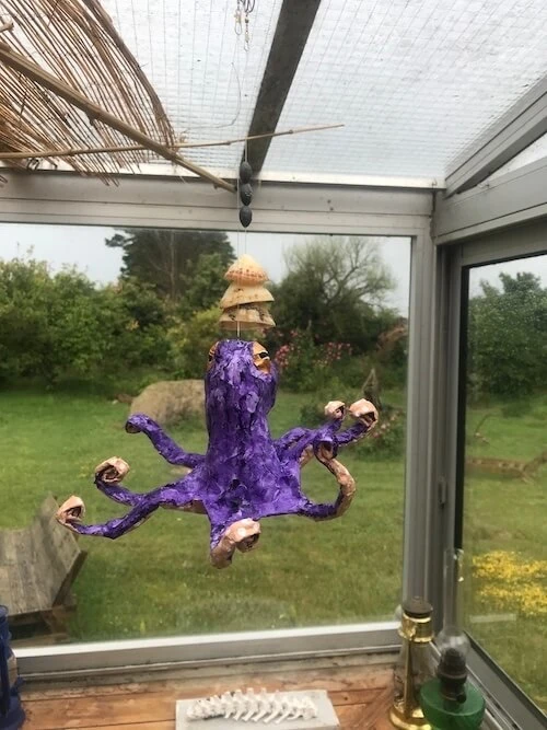 Petite pieuvre violette suspendue dans une véranda