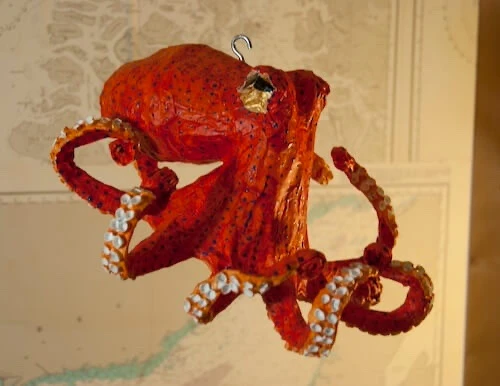 Première pieuvre rouge en papier mâché