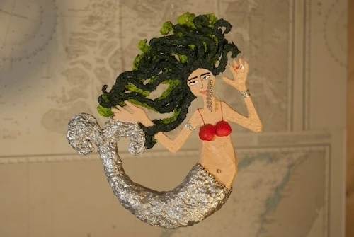 Sirène aux cheveux verts en papier mâché