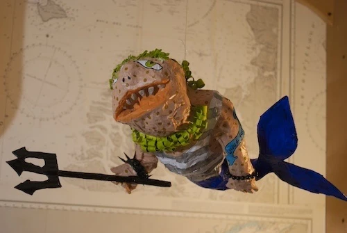 Monsieur sirène avec un trident en papier mâché