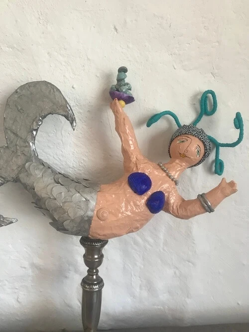 Sirène en papier mâché montée sur un bougeoir